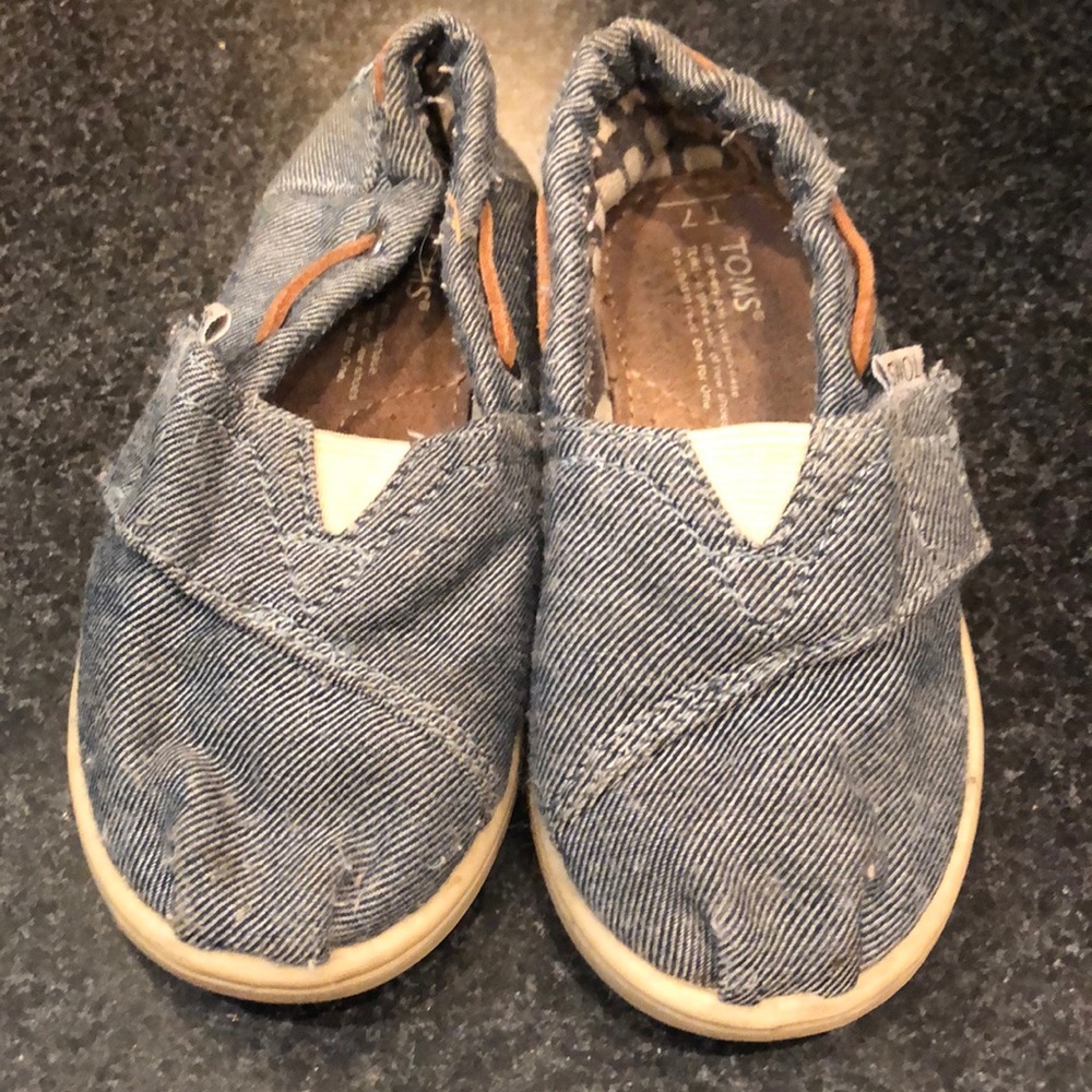 Tom’s shoes👟